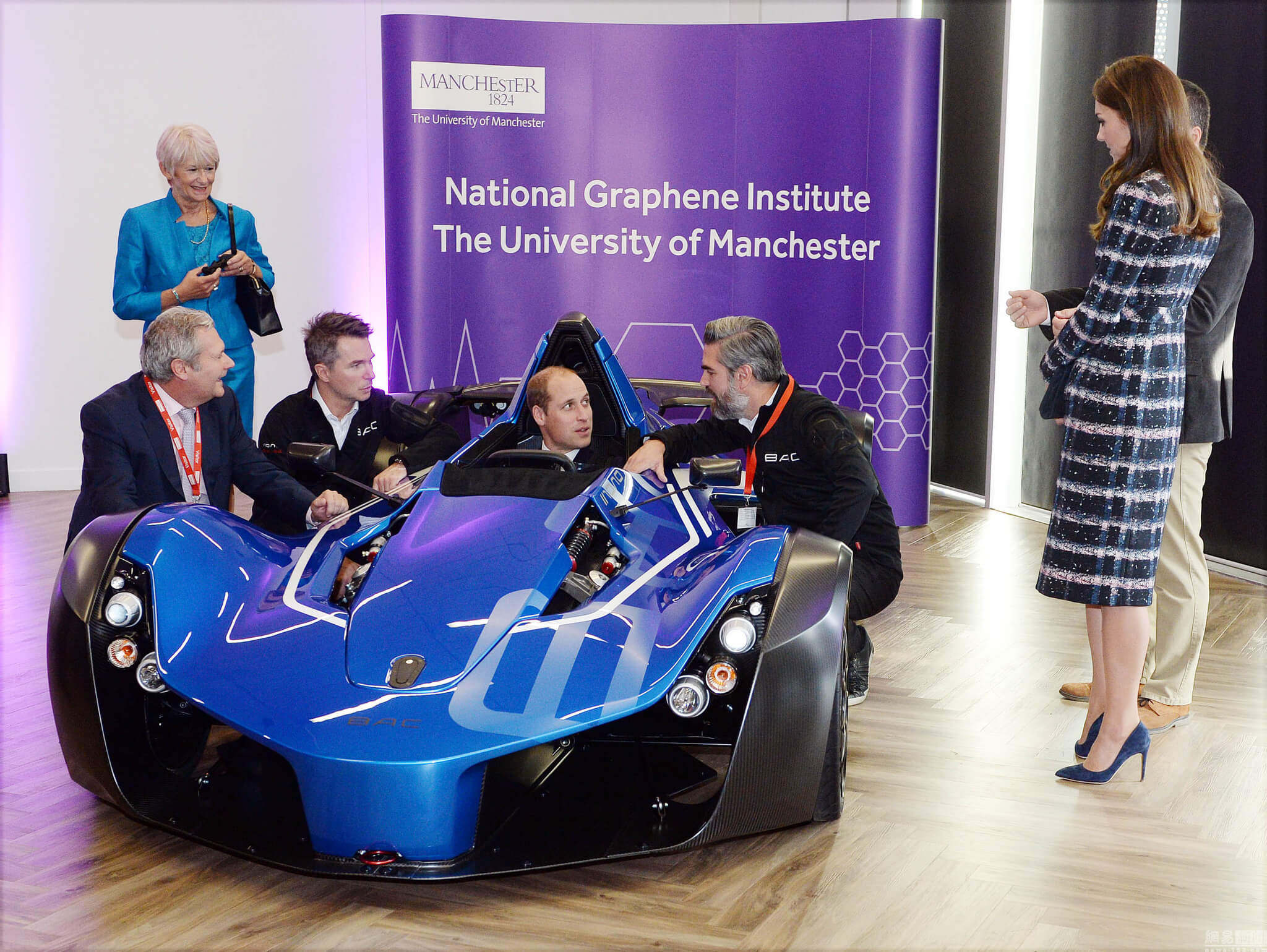 威廉夫妇参观曼彻斯特大学 试乘石墨烯汽车