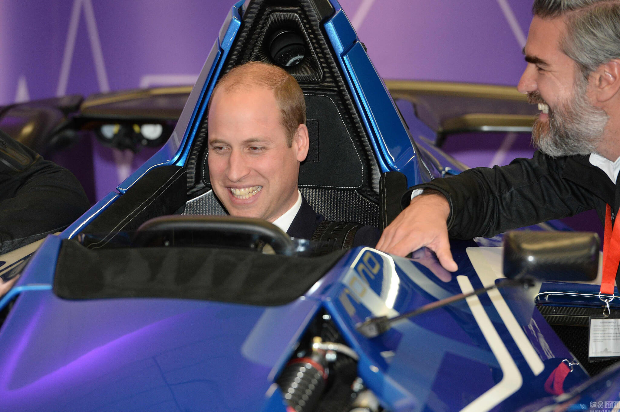 威廉夫妇参观曼彻斯特大学 试乘石墨烯汽车