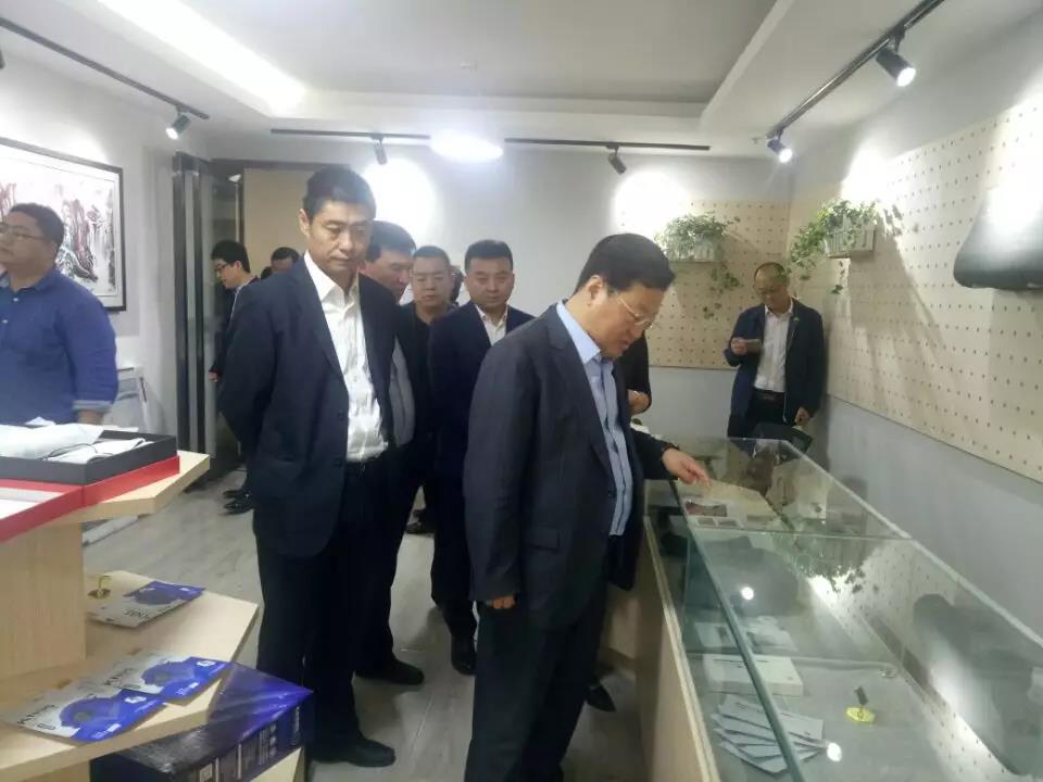 新疆阿克苏地区考察团到西安丝路石墨烯创新中心考察交流