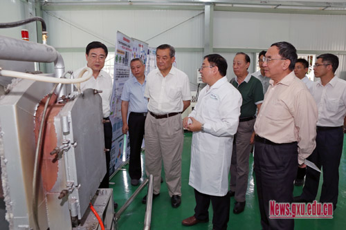 国务院参事调研组到我校调研石墨烯生产技术