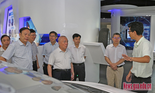 自治区政协重点提案办理协商会在广西石墨烯研究院召开