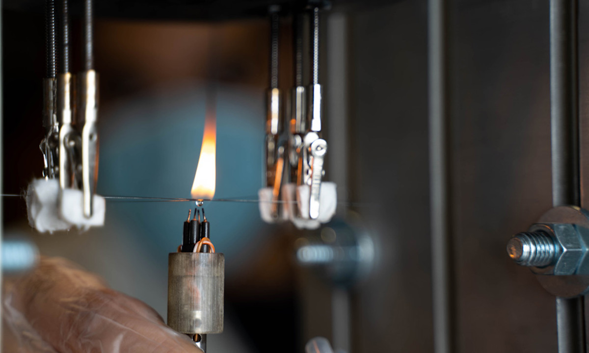 在 UBCO 实验室图像的实验中，点燃了与纳米材料混合的一滴燃料