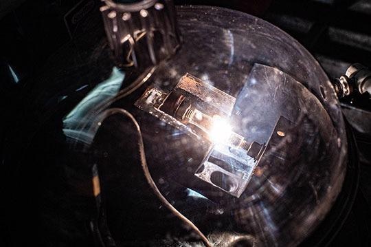 用于电子和光学纳米器件的闪蒸石墨烯