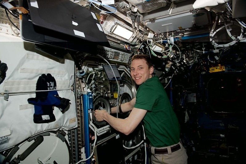 斯坦福大学和加州大学伯克利分校合作研究在太空生产优质石墨烯气凝胶