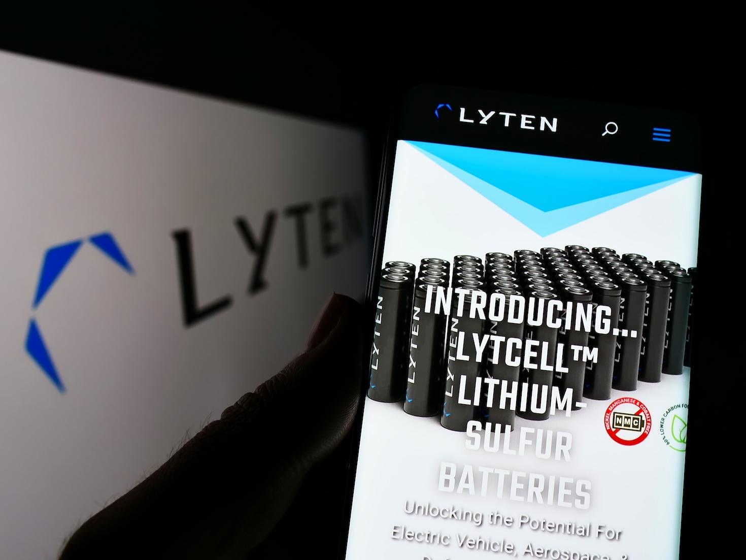 前景中的Lyten网站的移动视图；背景中的Lyten徽标/标志