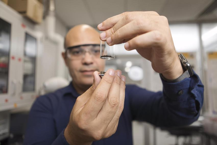 物理学家 Ahmed El-Gendy 博士展示了为量子计算创建的新材料的磁性。 图片来源：德克萨斯大学埃尔帕索分校
