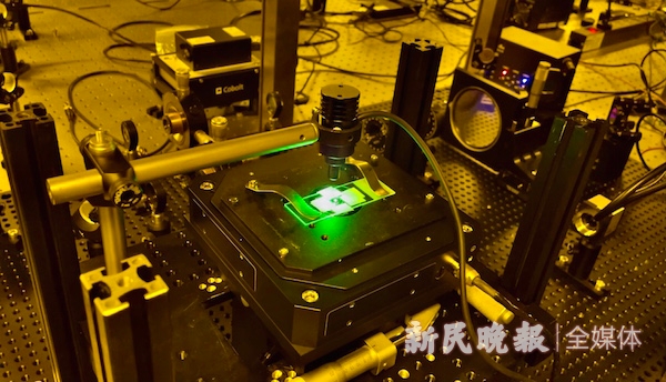 一张光盘存下2.8万蓝光盘数据量！上理工团队追逐光刻“极值”发明纳米光学写入创新技术