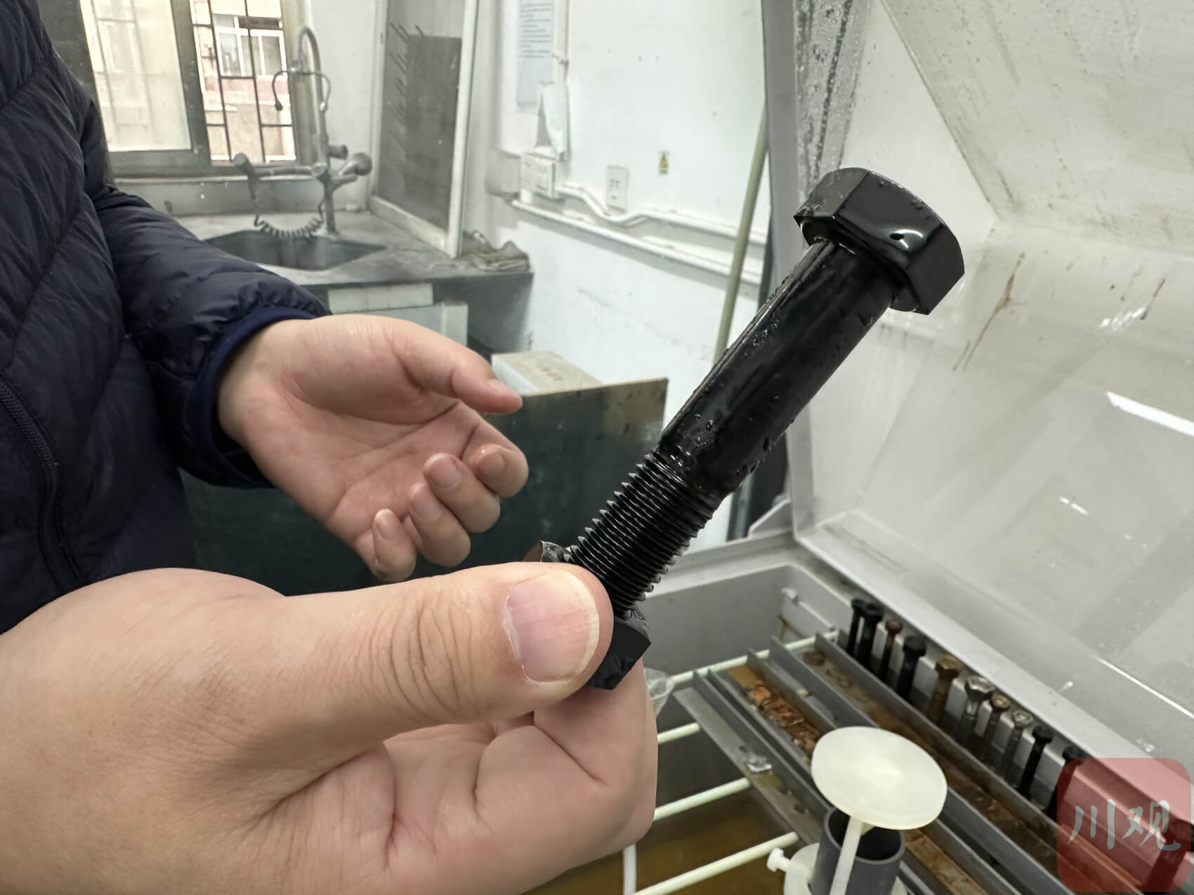 科技发布厅丨为高端装备穿“保护衣”！西南交大团队成功研制石墨烯基润滑材料