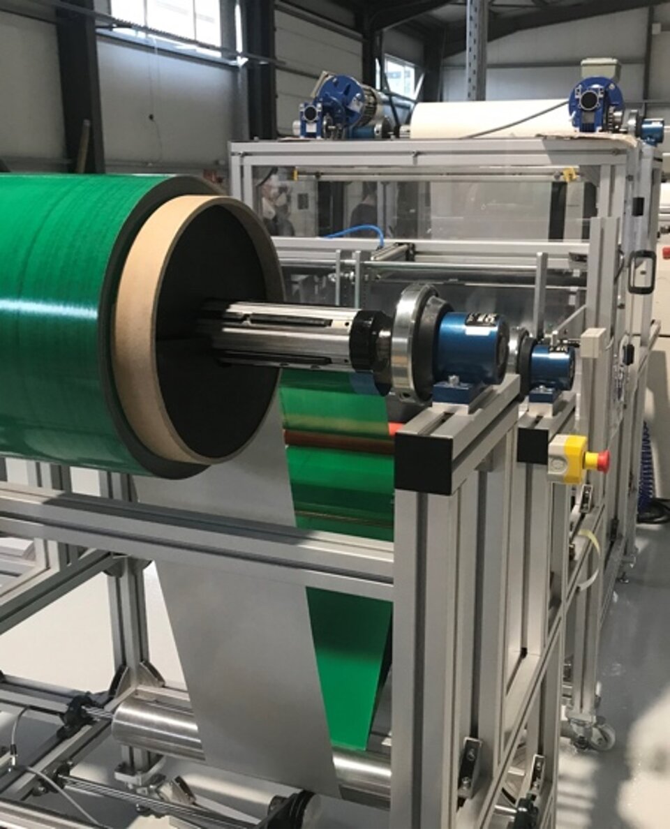 纳米预浸料面板的中试生产线