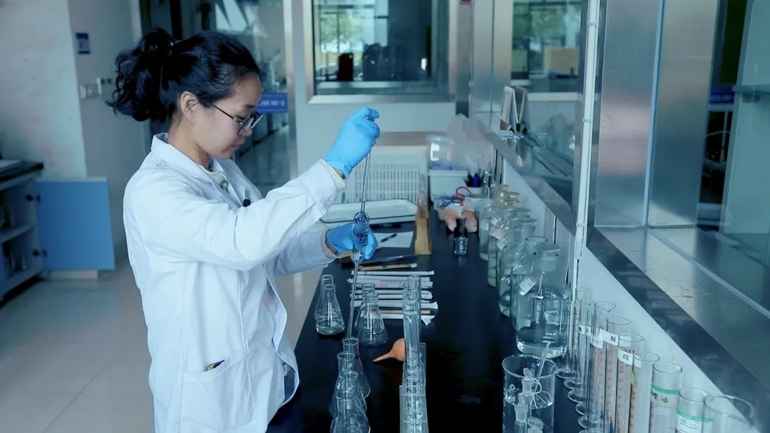 知名饮品连锁店纸吸管高锰酸钾消耗量超标？浙江消保委曝光，生产商喊冤