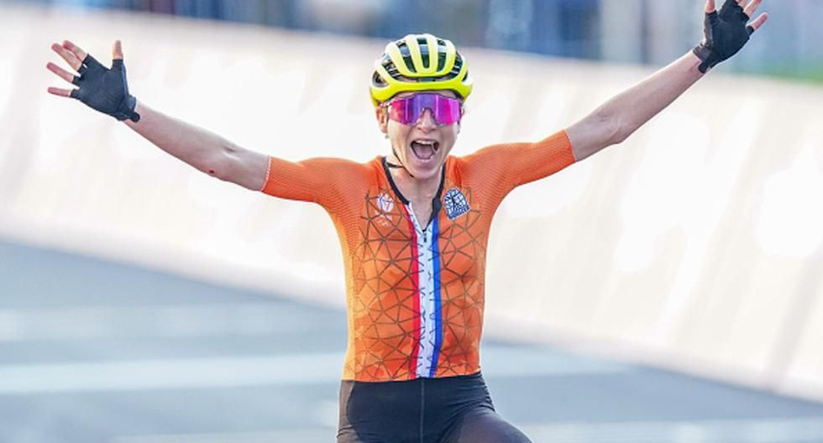 荷兰自行车运动员赢得奥运会银牌，衬衫由Directa Plus图像印刷