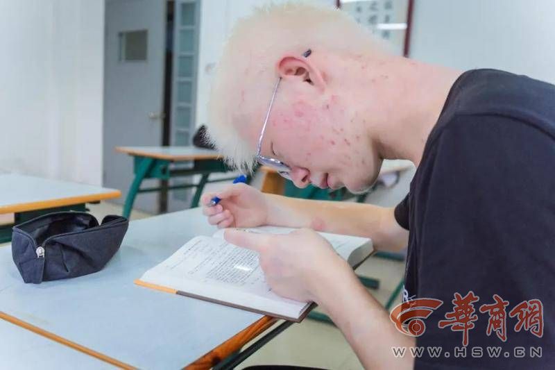 西北大学“最励志”奖获得者：坦然面对先天疾病 用放大镜当“阅读工具”