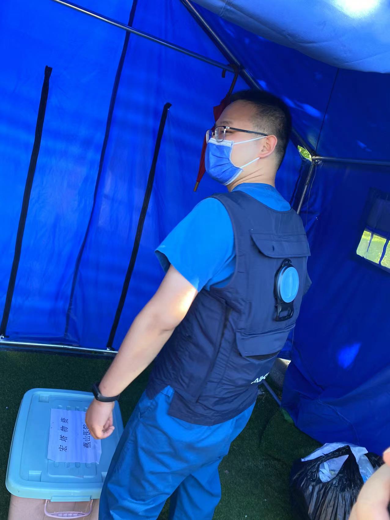 石墨烯技术加持！北京核酸采样“大白”有了“防暑马甲”