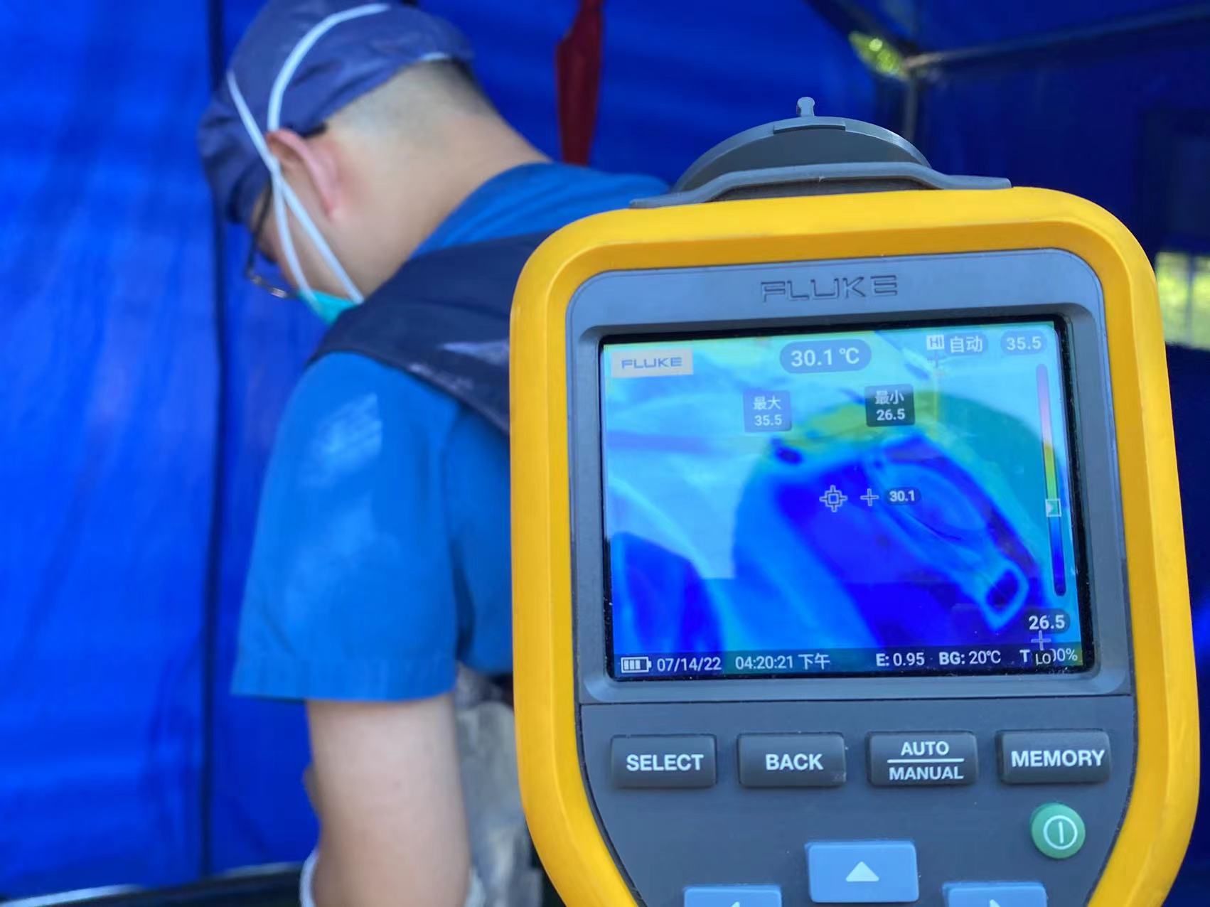 石墨烯技术加持！北京核酸采样“大白”有了“防暑马甲”