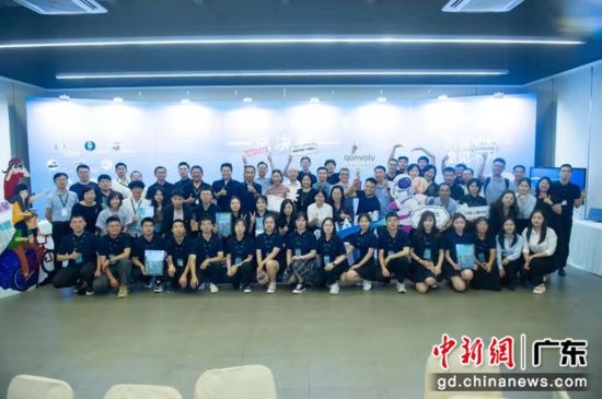 第十一届溢达全国创意大赛参赛团队及嘉宾合影。诗敏 摄