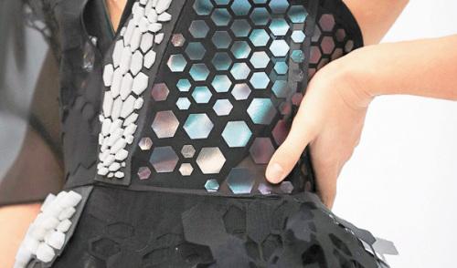 全球首条“智能裙”诞生能因穿着者呼吸而变色（图）