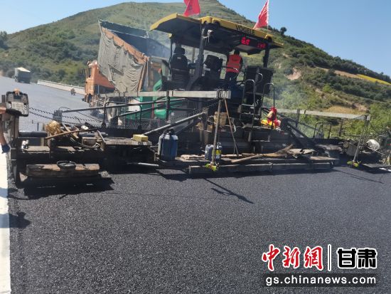 近日，甘肃首条采用微纳橡胶技术的低碳环保型高粘弹橡胶复合改性沥青路面试验段铺筑完成。李晓暾 摄