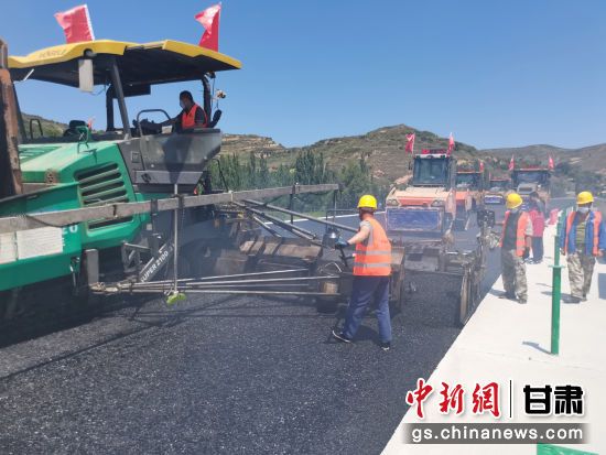 图为定西市陇西县至漳县高速公路铺筑现场。李晓暾 摄