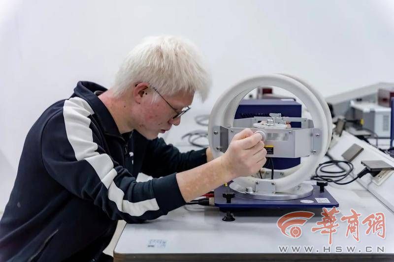 西北大学“最励志”奖获得者：坦然面对先天疾病 用放大镜当“阅读工具”