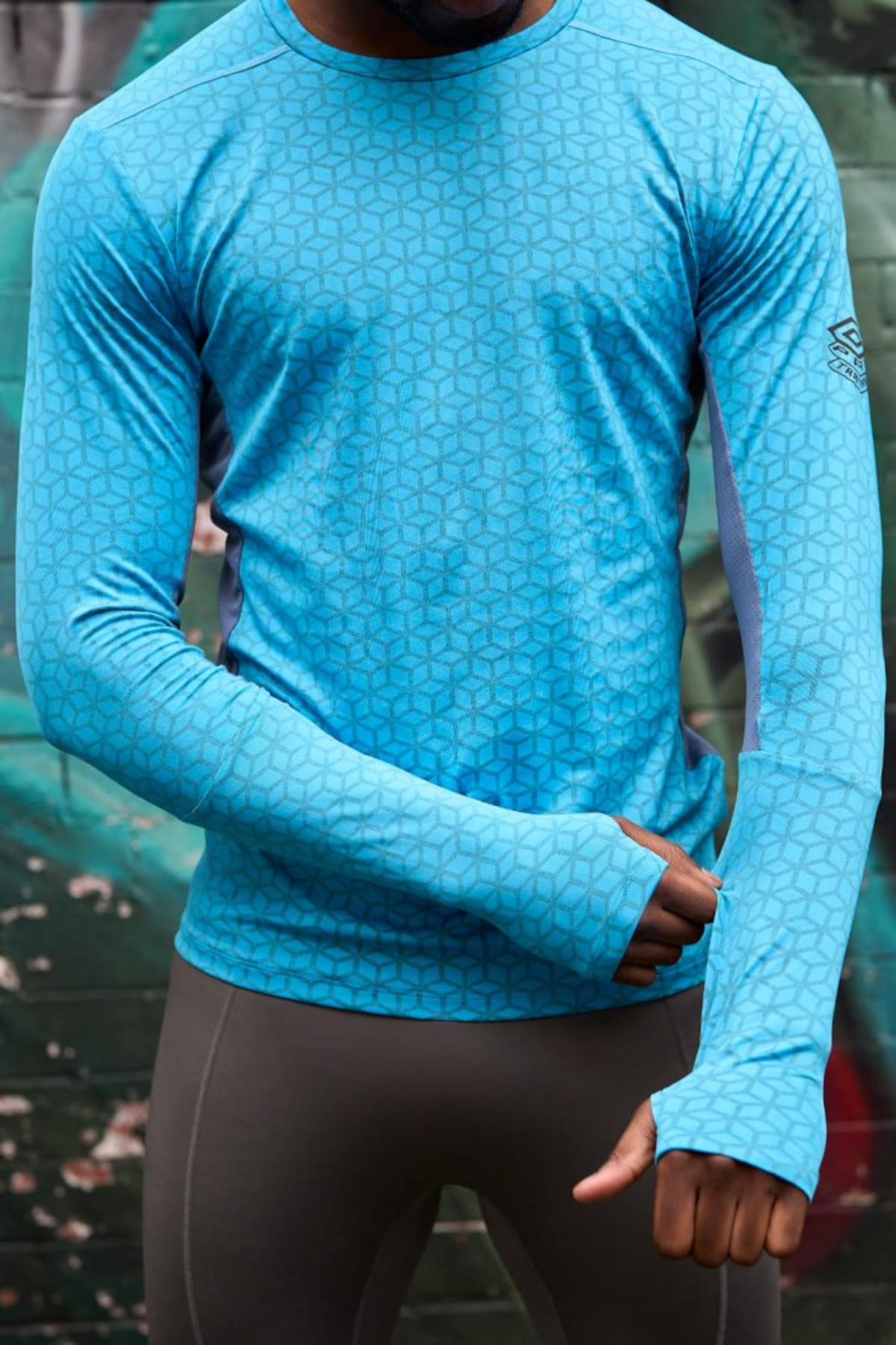 Versarien宣布推出Umbro的ProTraining Elite系列，其中包含其石墨烯技术