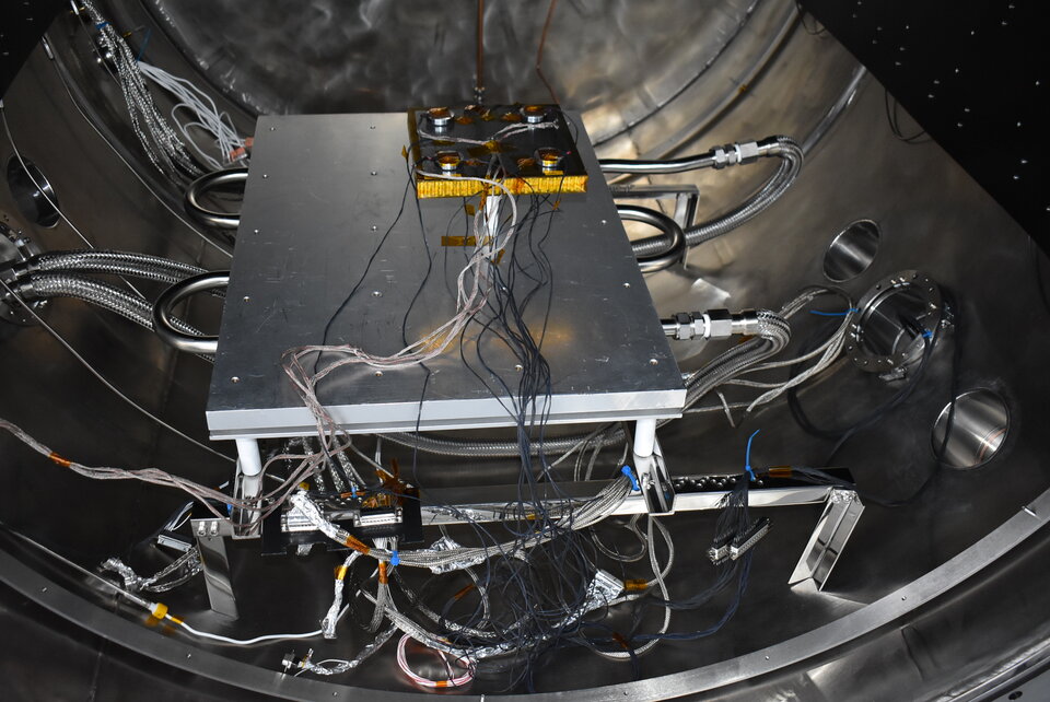 正在进行热真空测试