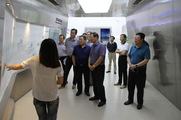 如东县人大常委会考察调研石墨烯产业发展情况