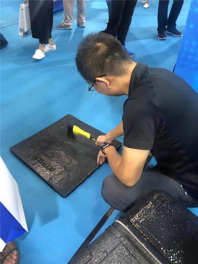 西瓜高空摔不破、四个纸杯承重上吨……看看北京军博会上的高科技