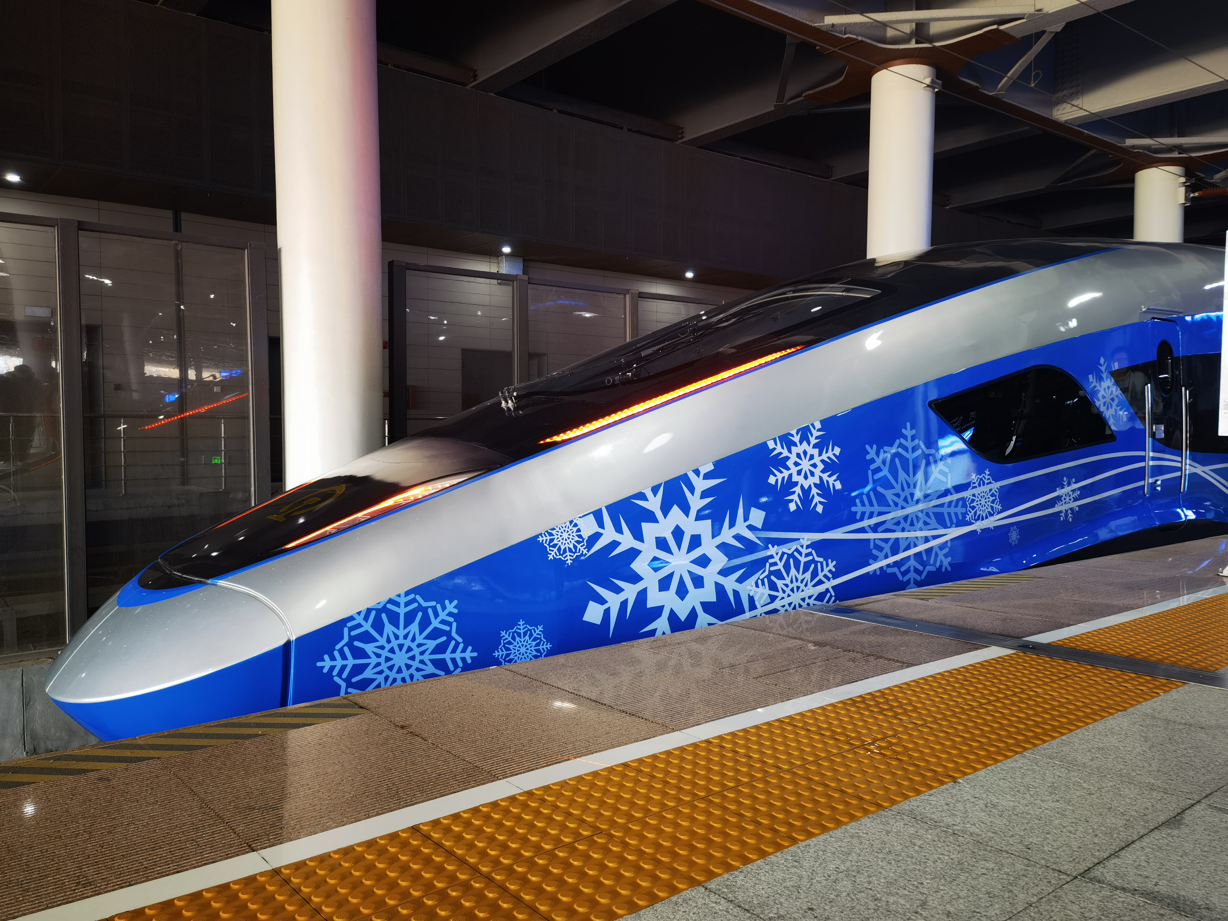 冬奥列车来了！新型奥运版复兴号智能动车组正式亮相
