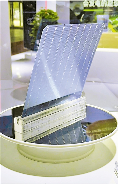 <p>　　④第五届中阿博览会上，隆基绿能科技股份有限公司展示单晶电池。我区建立了从太阳能级单晶硅棒、硅片、电池、光伏组件、分布式光伏电站到地面光伏电站的全产业链，成为重要的单晶硅切片生产基地。</p>