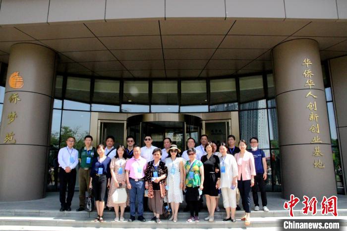 图为，5月29日，2021海外华文媒体齐鲁行采访团在济南“侨梦苑”参观、采访，合影留念。　孙宏瑗 摄