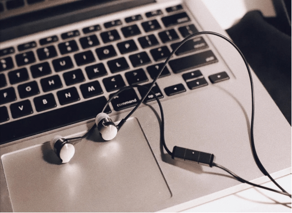 十一出行浪漫的有线耳机，有线耳机浪漫分享的介质