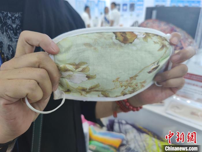 探访“新博会”亲民“黑科技 ”：口罩可加热 窗帘能采光