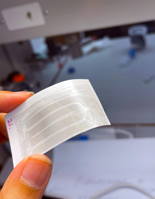 石墨烯“纹身”用光治疗心律失常  首先基于石墨烯的心脏植入物感知不规则，然后刺激心脏