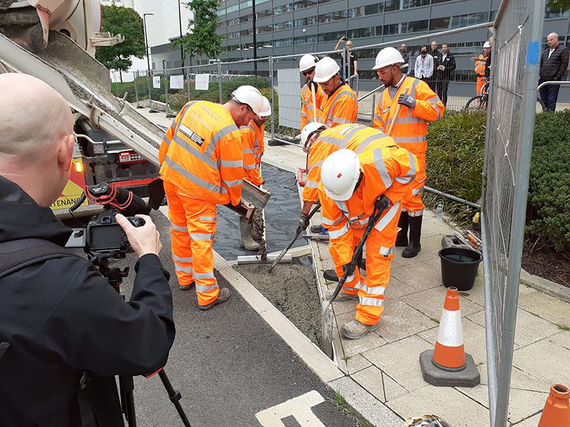 混凝土工作人员在工作