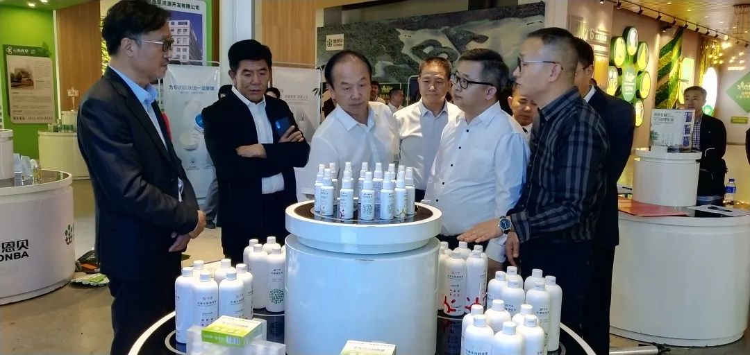 华东师大重庆研究院参加昆明国际工业大麻产业园挂牌仪式