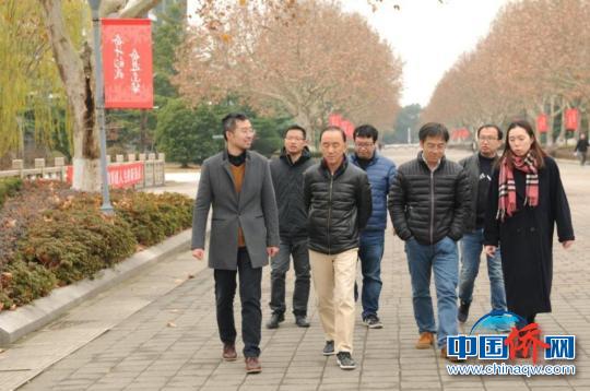 作为团队领导和一位“老归侨”，江莞教授在海外人才引进和培养上为东华大学做出了卓越的贡献。　范宇驰供图