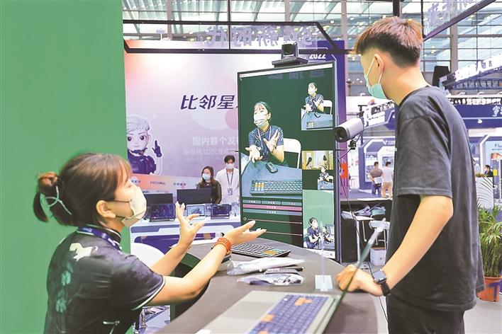 深圳创新成果闪耀高交会 汽车秒变移动影厅 VR能看还能摸