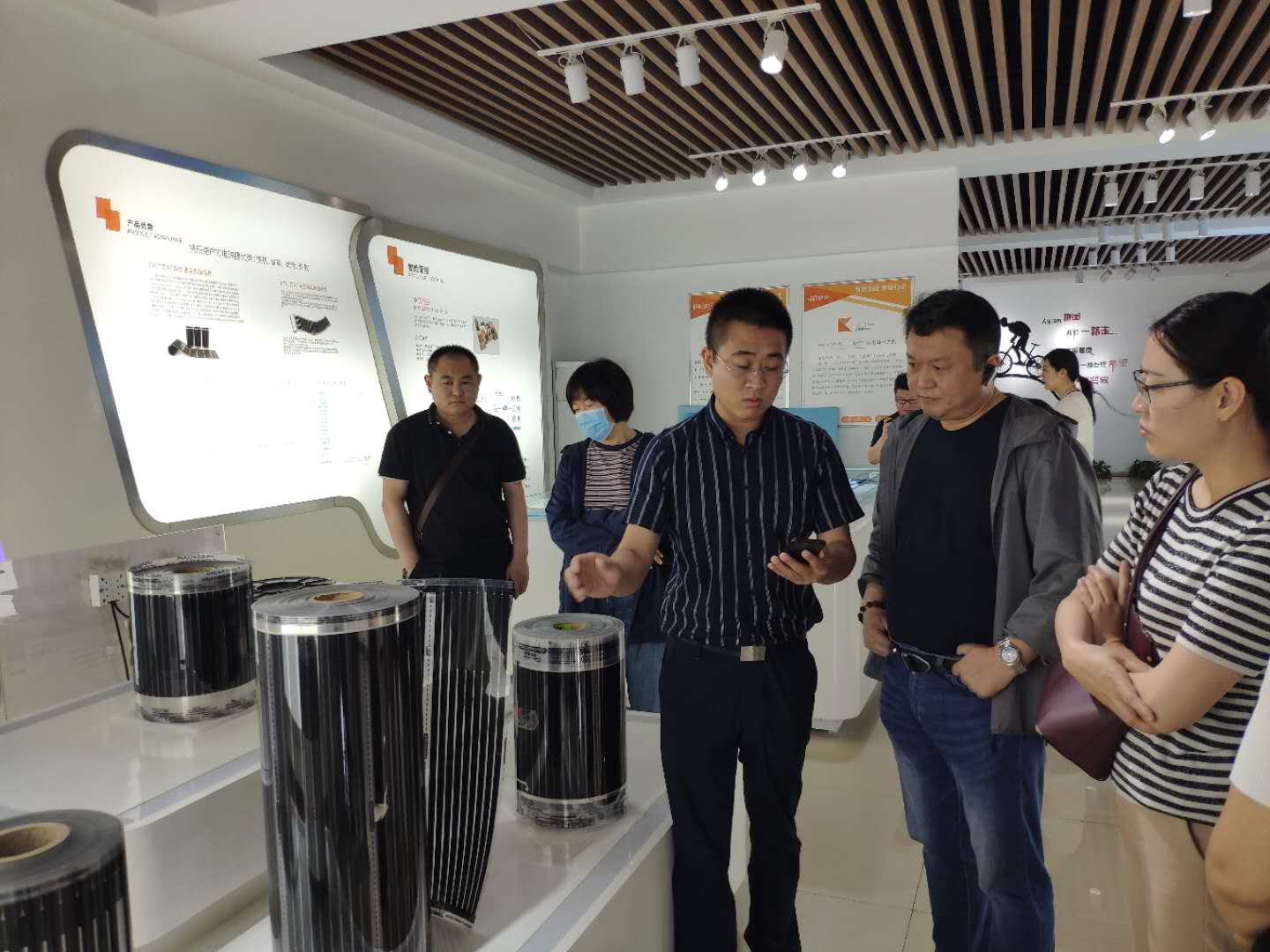 香河县走出节能环保取暖新产品——石墨烯电热膜