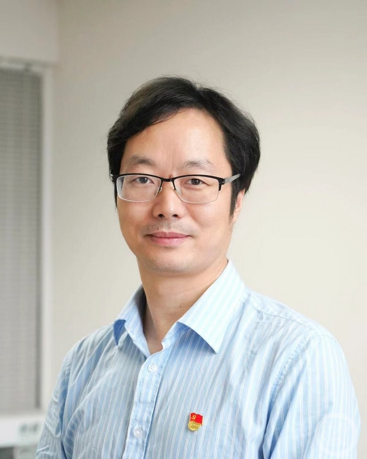 旗帜就在身边 | 优秀共产党员史浩飞：把光和热都献给了石墨烯的海归博士后