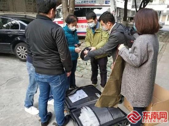 厦大石墨烯科研成果“变身”暖心产品 送抵武汉温暖抗疫一线