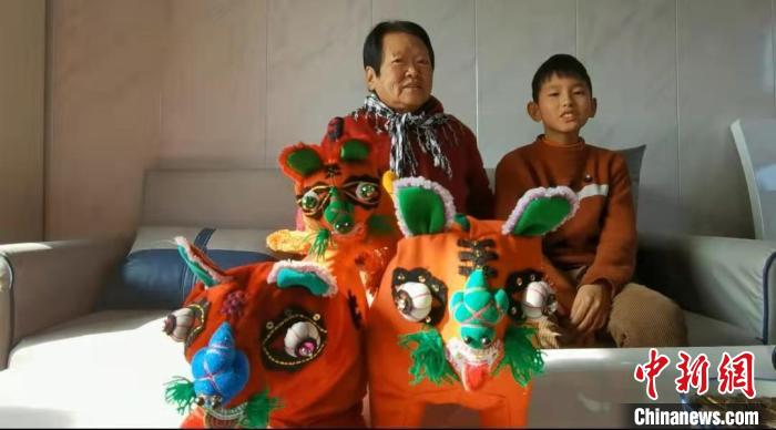 (新春走基层)山西介休：集中安置新房里的小年