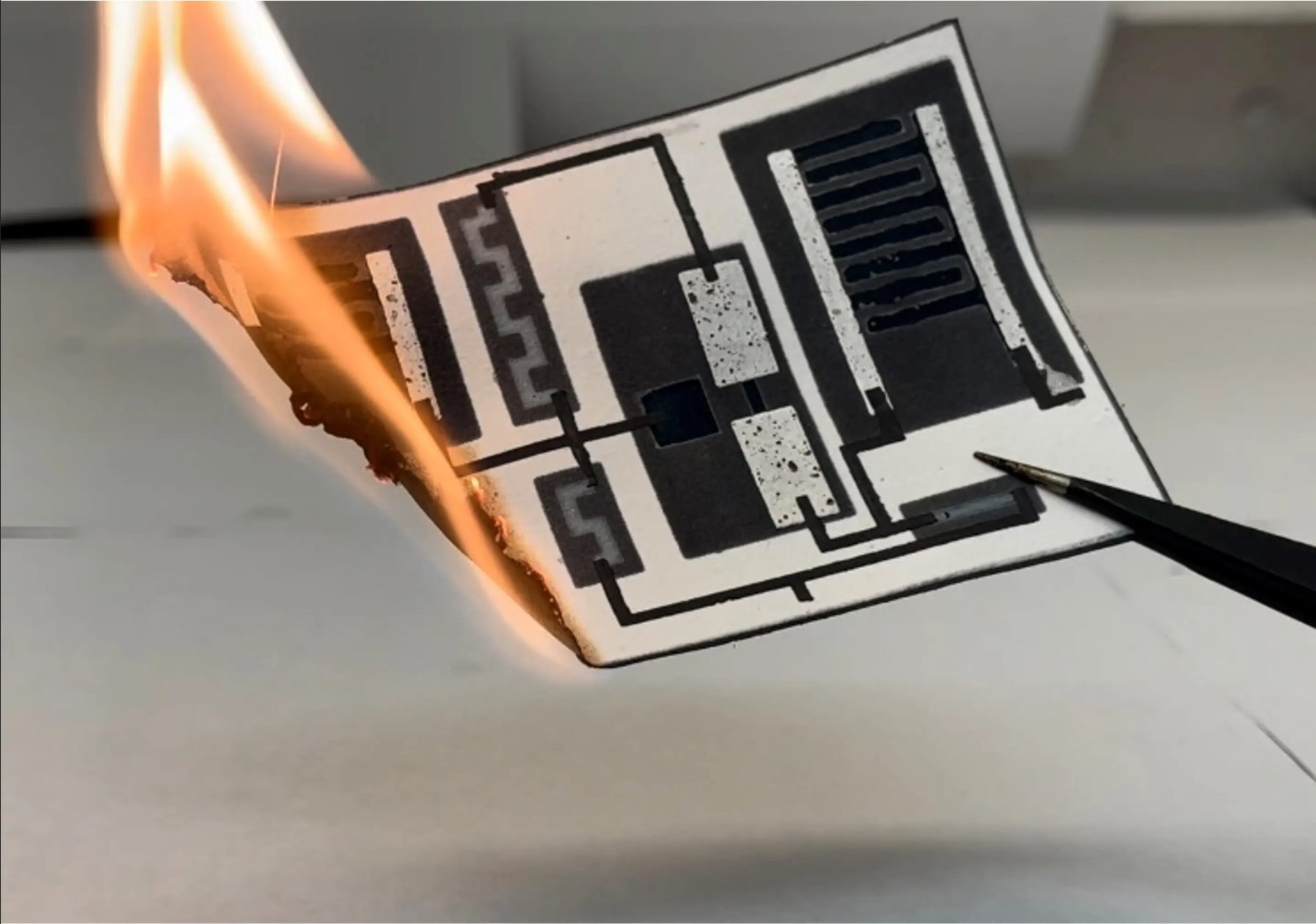 更环保：一次性纸质电路板可在丢弃时被烧成灰烬