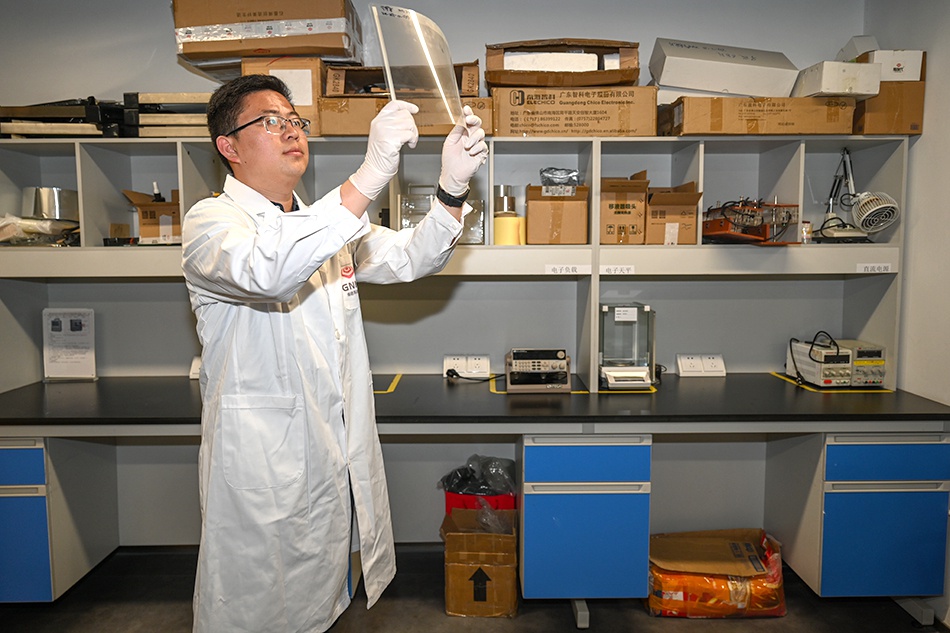 风华之城·深圳｜这里包容、公平，有强力在支撑——“北京8分钟”演出服设计者袁凯杰