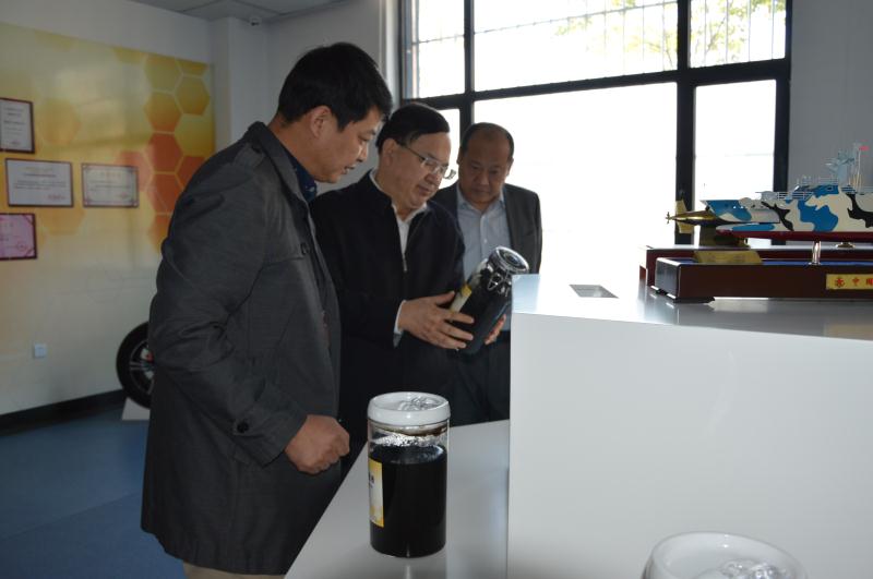 青岛质监局局长纪家栋、副局长刘龙江、高新区工委书记王作安一行来华高墨烯参观调研