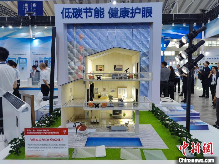 探访“新博会”亲民“黑科技 ”：口罩可加热 窗帘能采光