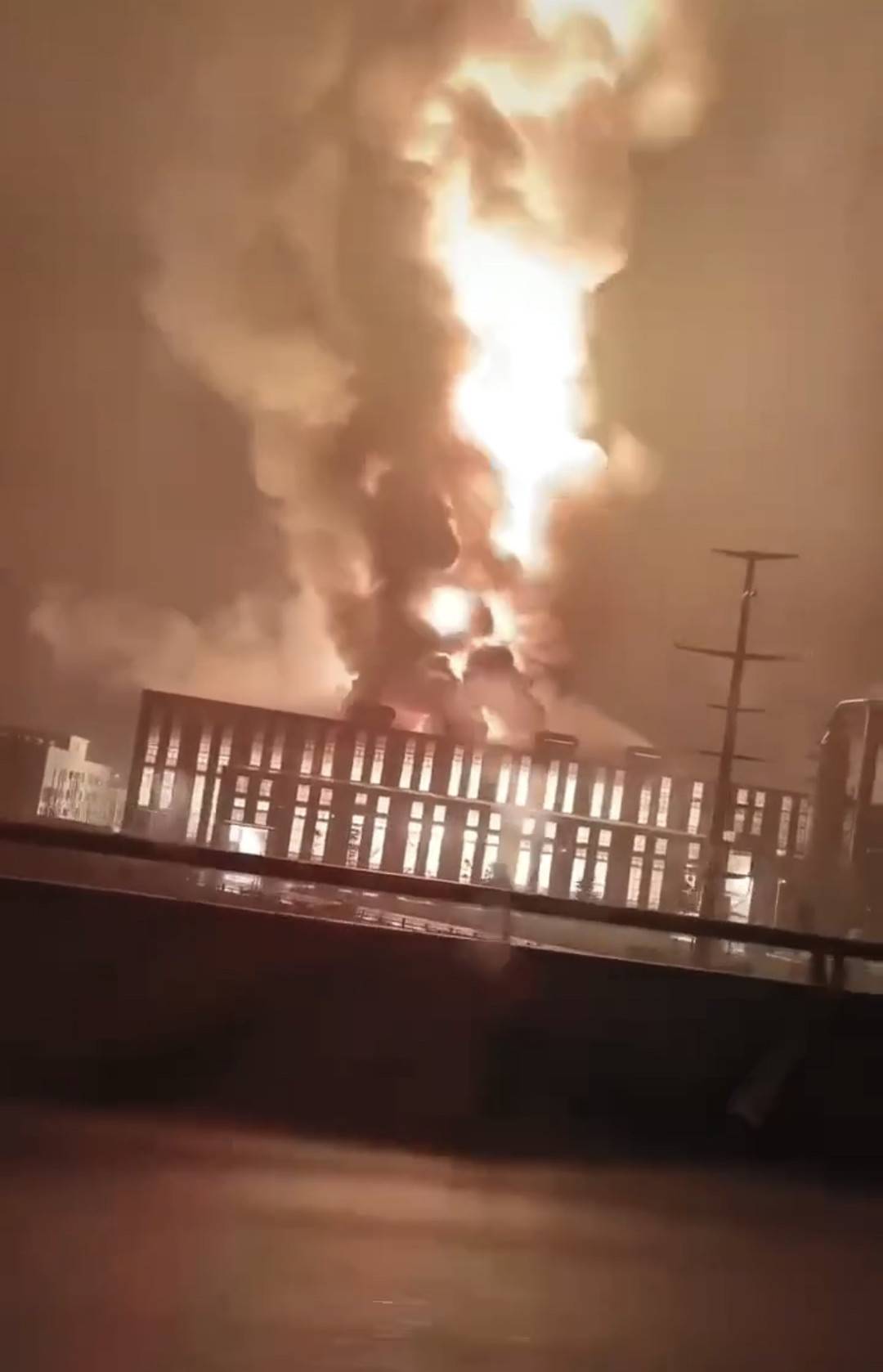 四川天全一厂区夜间起火 当地：火已扑灭，无人员伤亡