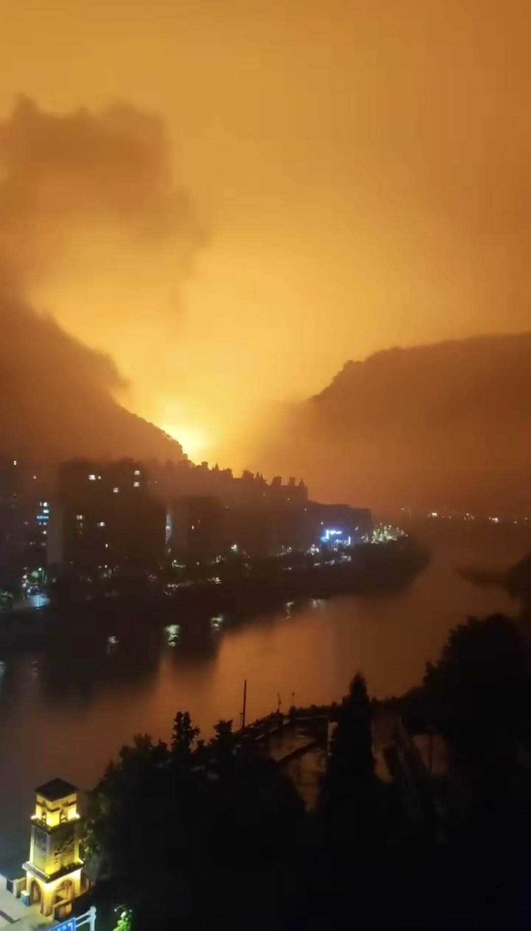 四川天全一厂区夜间起火 当地：火已扑灭，无人员伤亡