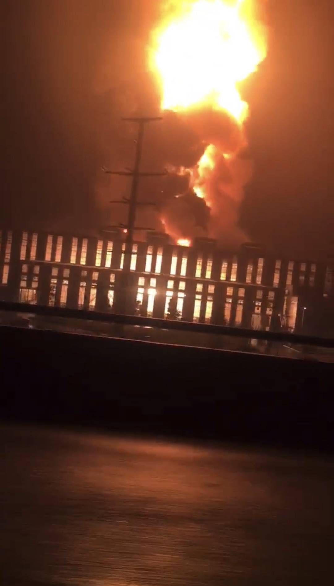 四川天全一厂区夜间起火 当地：火已扑灭，无人员伤亡