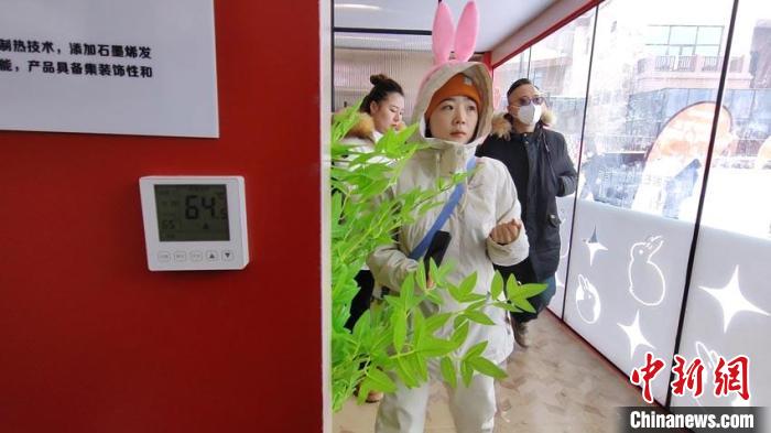 暖屋吸引游客取暖 石洪宇 摄