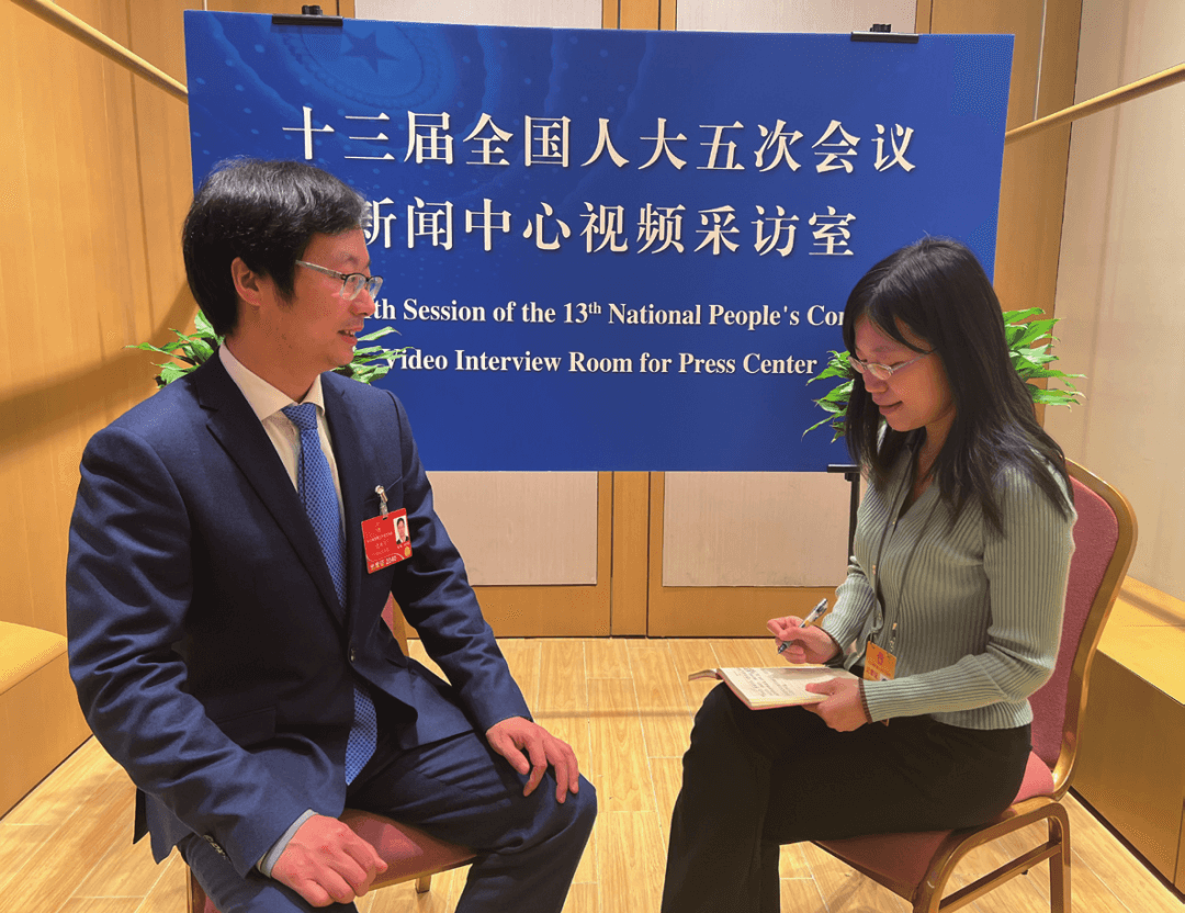 史浩飞在两会现场接受采访